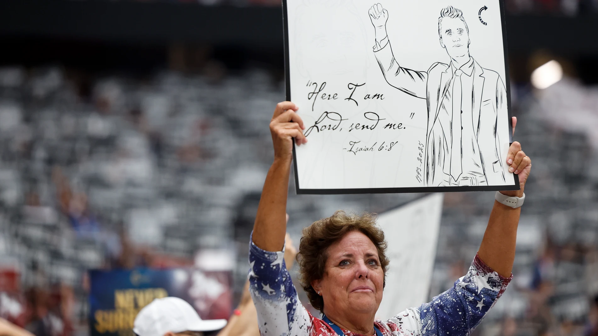 GLENDALE (USA), 21/09/2025.- An attendee holds a placard during the public memorial service of political activist Charlie Kirk at State Farm Stadium in Glendale, Arizona, USA, 21 September 2025. Kirk was shot and killed on 10 September during a stop on his American Comeback Tour organized by Turning Point USA at Utah Valley University. EFE/EPA/CAROLINE BREHMAN