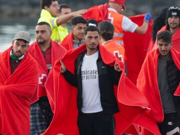 Rescatan a 50 inmigrantes magrebíes a la deriva a casi 100 kilómetros de Lanzarote Rescatan a 50 inmigrantes magrebíes a la deriva a casi 100 kilómetros de Lanzarote