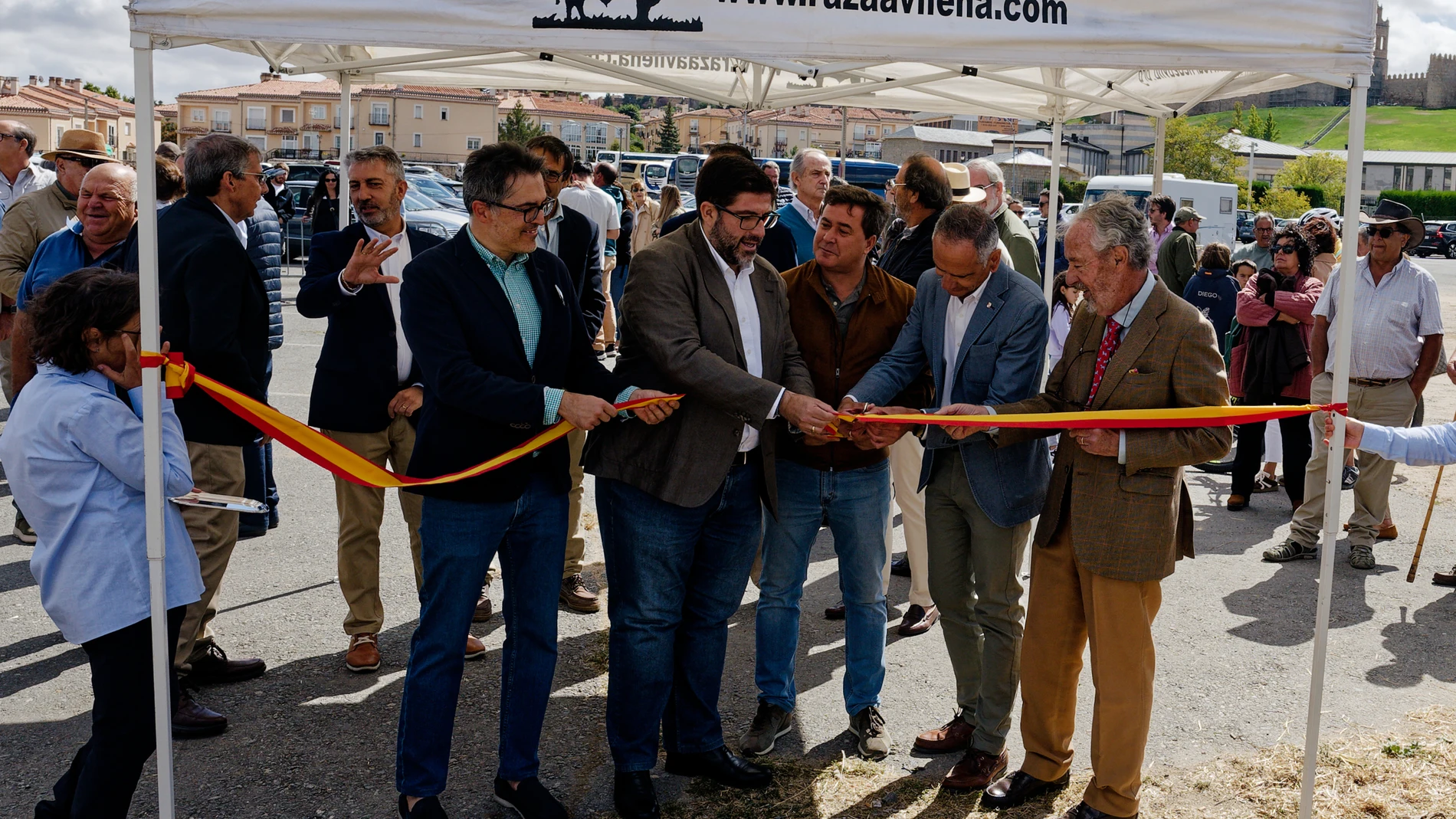 ÁVILA, 21/09/2025.- El presidente de la Real Asociación Española de Ganado Vacuno Selecto de raza Avileña-Negra Ibérica, Alonso Álvarez de Toledo (d), el alcalde de Ávila, Jesús Manuel Sánchez-Cabrera (2i) y otras autoridades locales durante la inauguración este domingo en Ávila del XLIX concurso-Subasta Nacional de Raza Avileña-Negra Ibérica, que reunirá en Ávila a 126 cabezas de ganado, procedentes de 19 ganaderías de Castilla y León, Castilla-La Mancha, Extremadura y la Comunidad de Madrid...