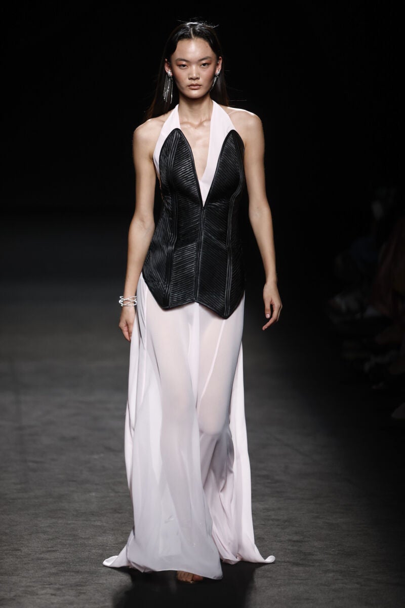 Vestido con transparencias en el desfile de Claro Couture.