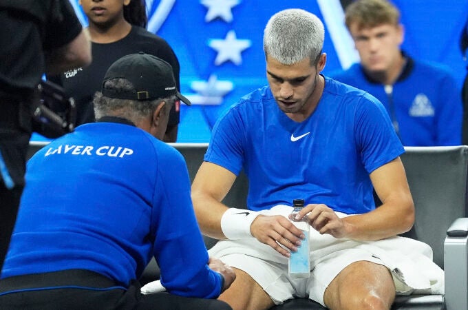 Alcaraz escucha las instrucciones de Yannick Noah en su partido ante Fritz