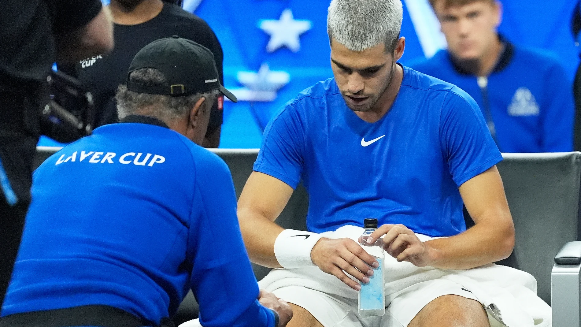 Alcaraz escucha las instrucciones de Yannick Noah en su partido ante Fritz