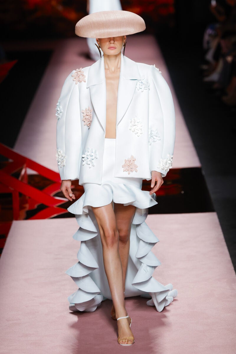 Look con volúmenes en el desfile de Isabel Sanchís.