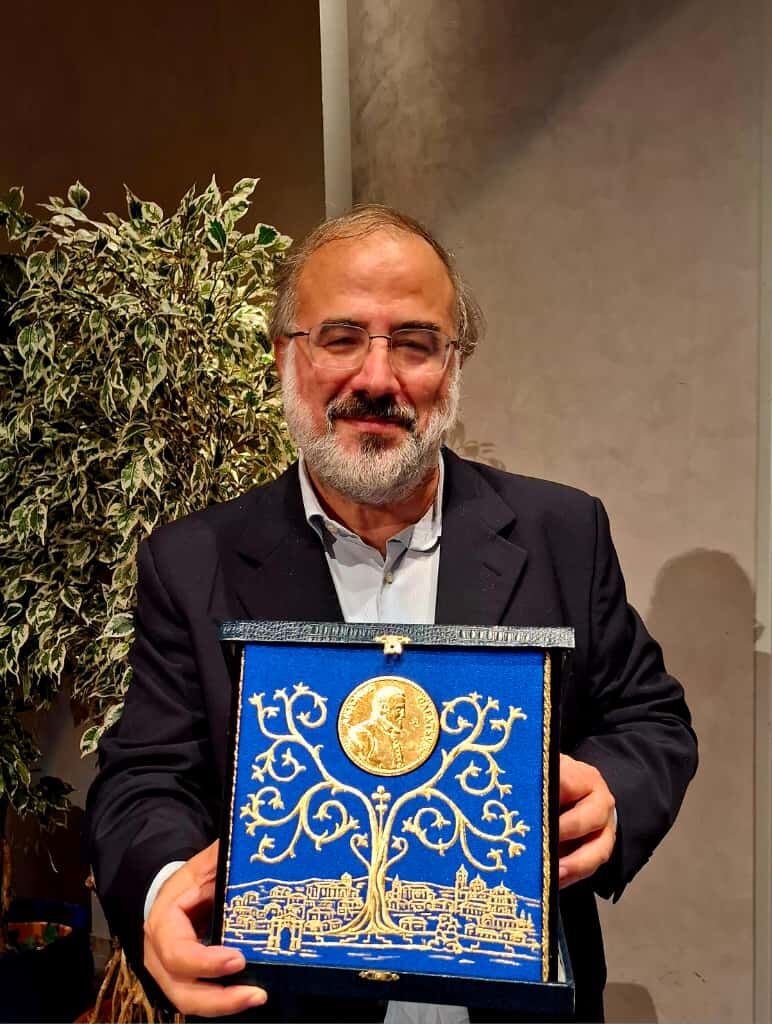 Alfredo Pérez Alencart recibe el galardón