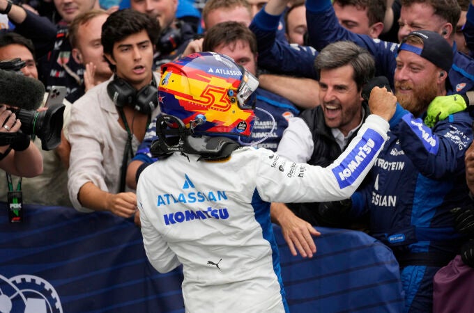 Carlos Sainz celebra el podio en Bakú