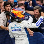 Carlos Sainz celebra el podio en Bakú