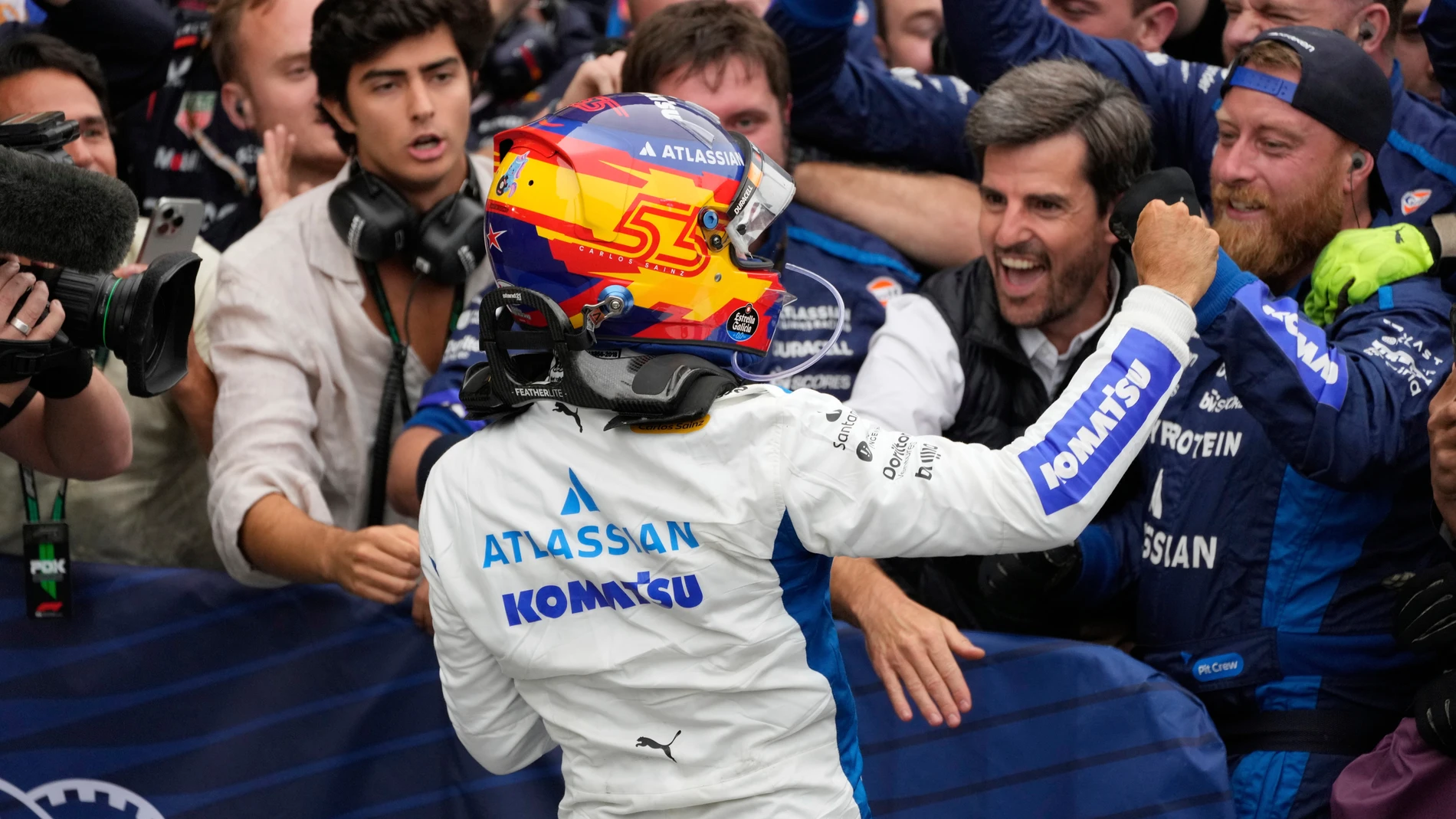 Carlos Sainz celebra el podio en Bakú