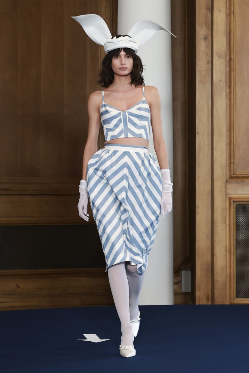 Look con estampado zigzag en el desfile de Palomo Spain.