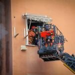 Valencia.- Sucesos.- Un incendio en un edificio de Torrent precintado y en ruina por daños en la dana deja dos heridos