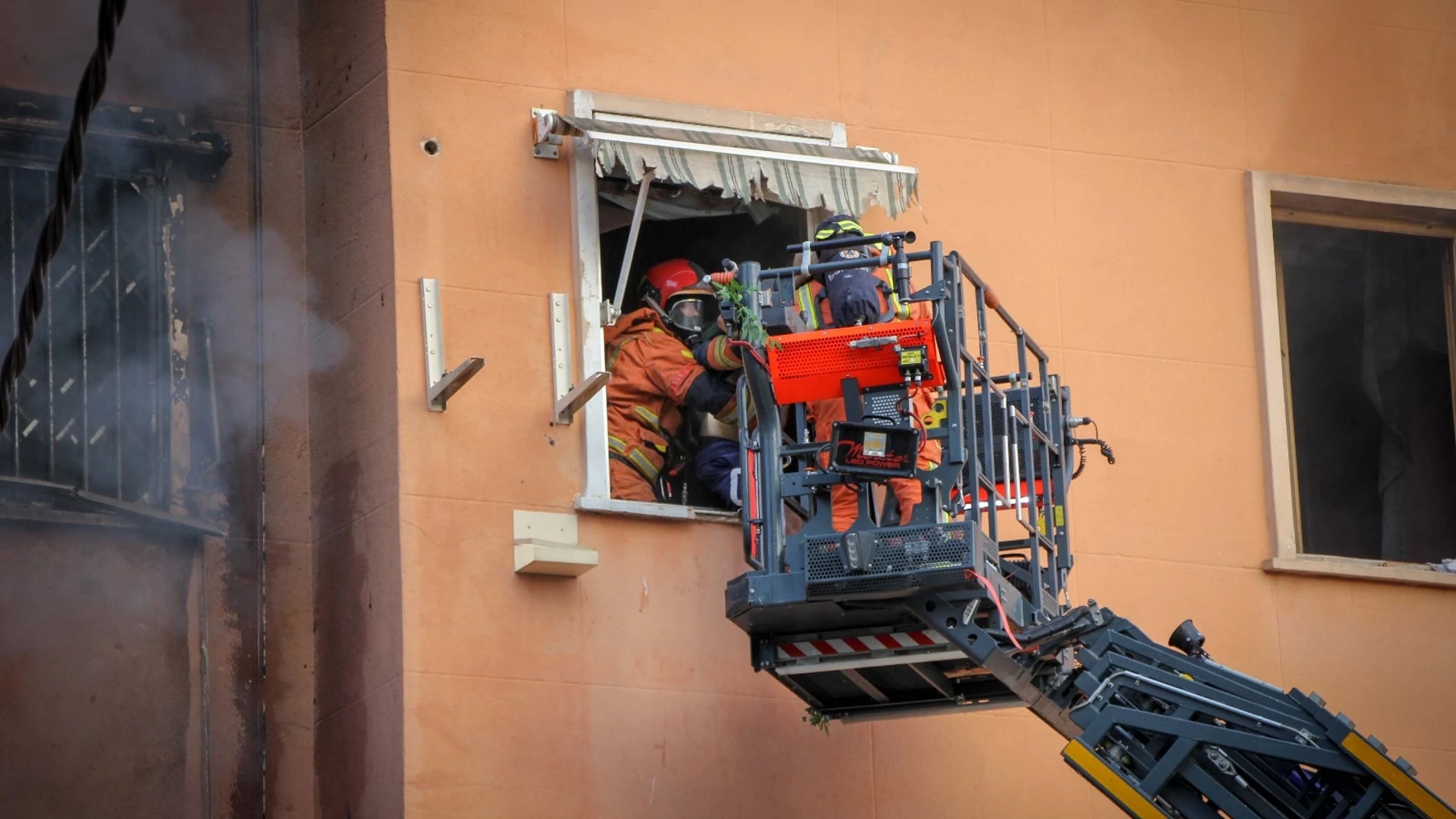 Imagen de los bomberos actuando en el edificio de Torrent REMITIDA / HANDOUT por AYUNTAMIENTO DE TORRENT Fotografía remitida a medios de comunicación exclusivamente para ilustrar la noticia a la que hace referencia la imagen, y citando la procedencia de la imagen en la firma 21/09/2025