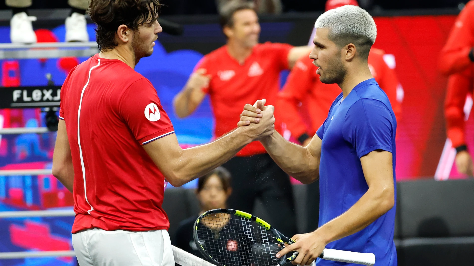 SAN FRANCISCO (United States), 21/09/2025.- Team World's Taylor Fritz (L) of the USA shakes hands with Team Europe's Carlos Alcaraz (R) of Spain after winning match point during Day 2 of the Laver Cup tennis tournament in San Francisco, California, USA, 20 September 2025. Team Europe faces Team World for a three day tournament, 19 September to 21 September. (Tenis, España) EFE/EPA/JOHN G. MABANGLO