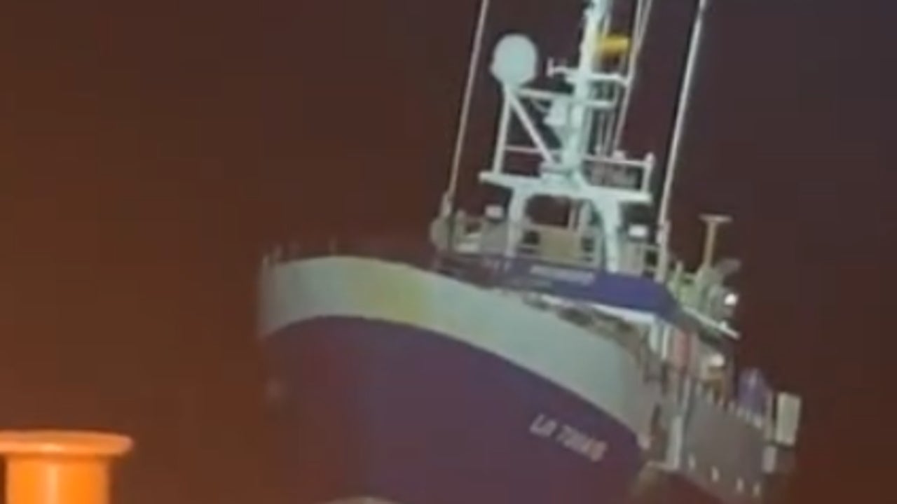 Salvamento Marítimo rescata a los once tripulantes de un pesquero francés semihundido cerca de A Coruña