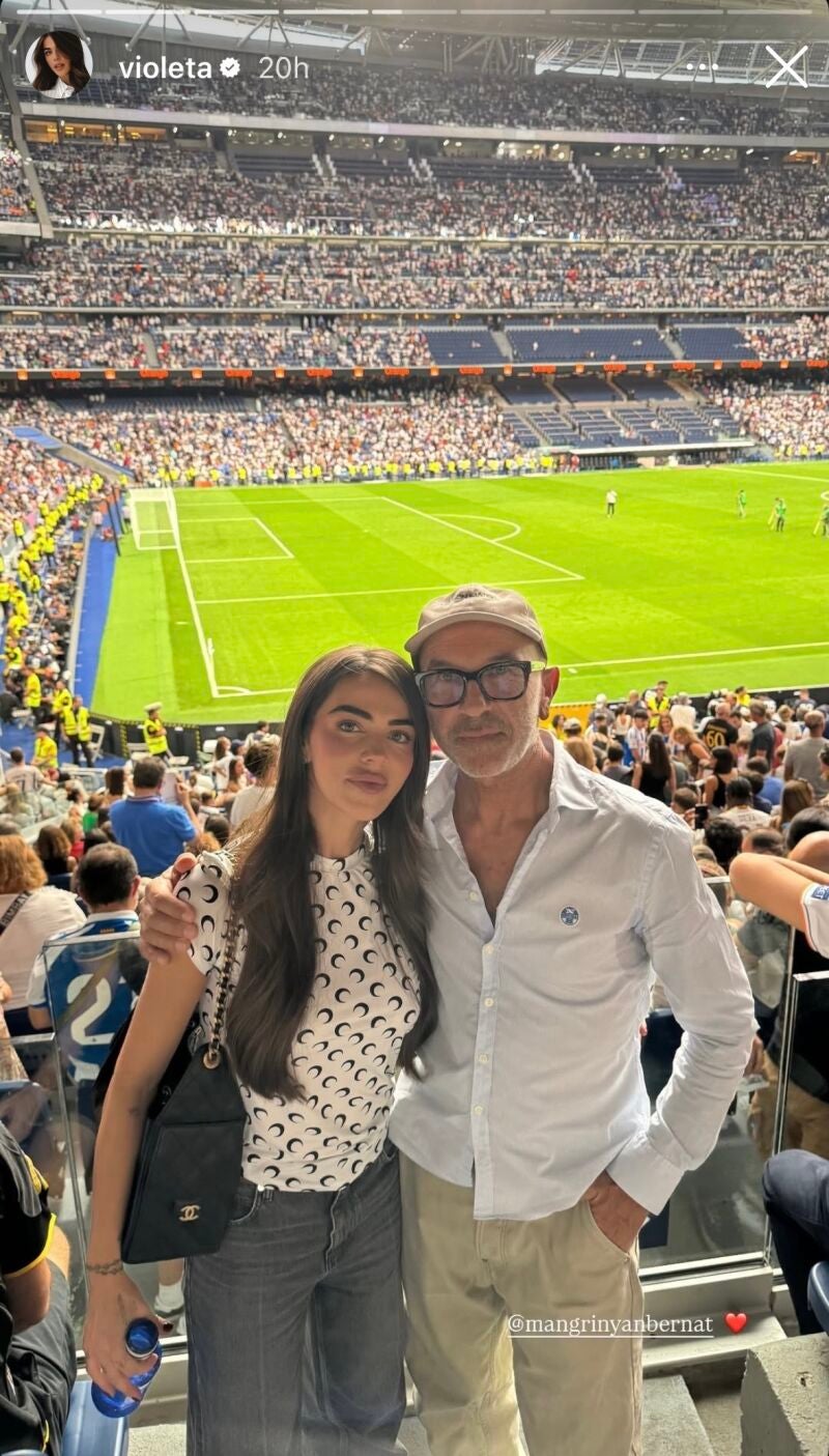 El look de Violeta en el Santiago Bernabéu.