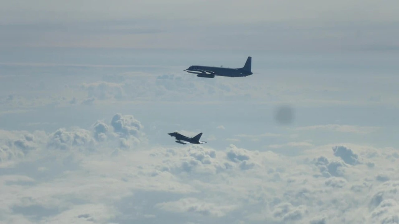 Rusia continúa su "desafío" a la OTAN: detectan un nuevo avión ruso atravesando espacio aéreo europeo
