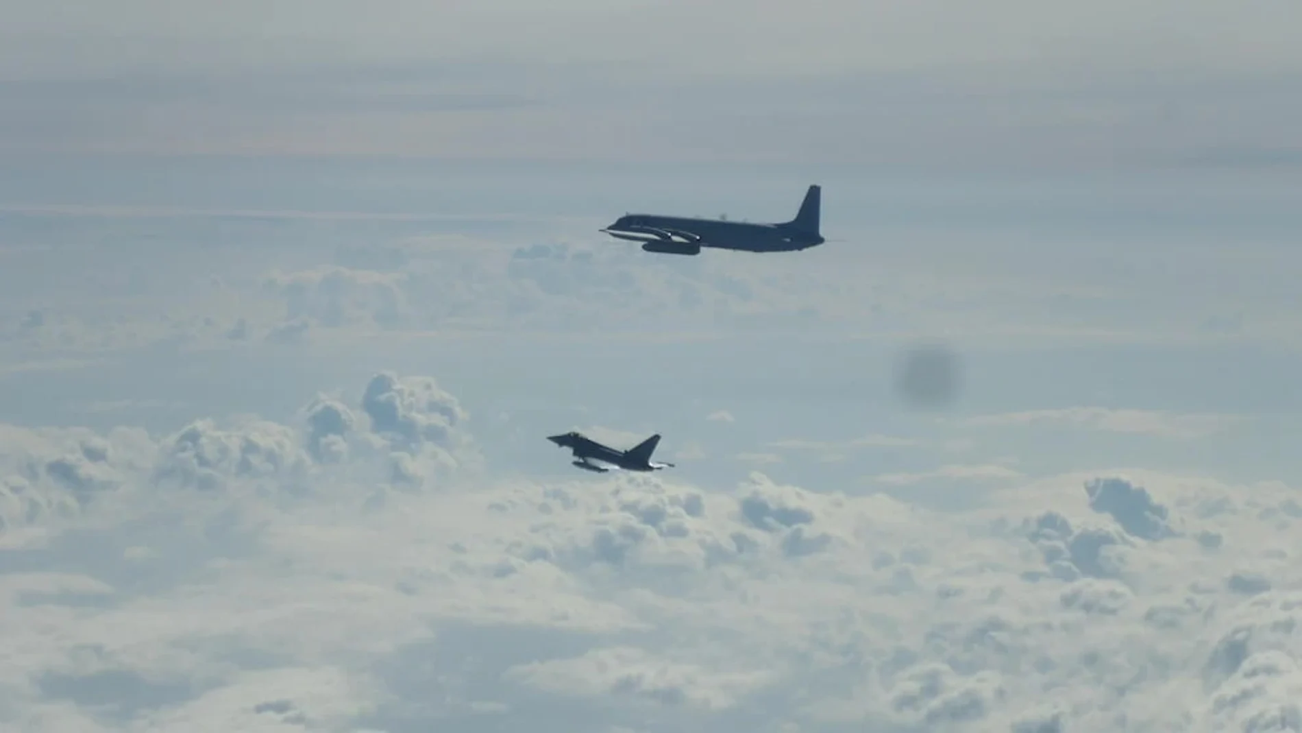 Rusia continúa su "desafío" a la OTAN: detectan un nuevo avión ruso atravesando espacio aéreo europeo