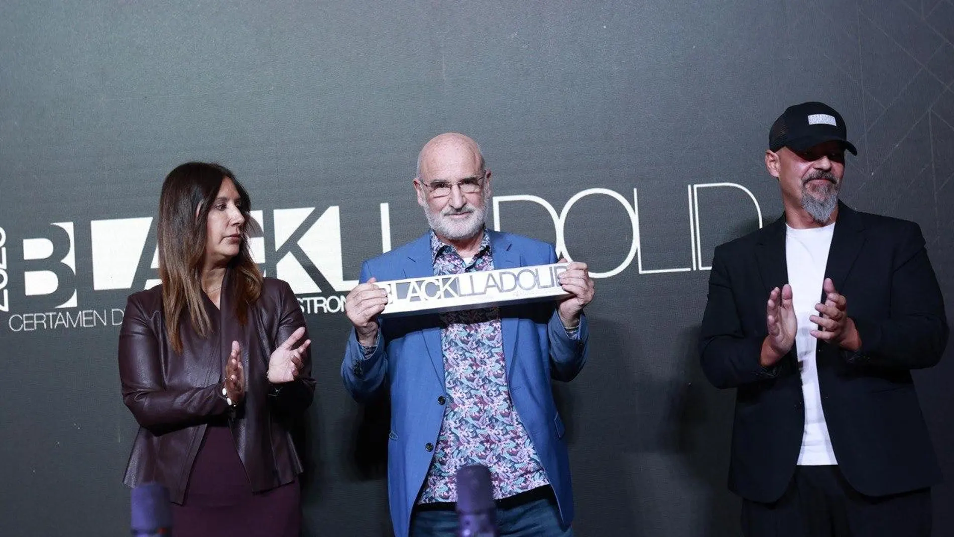 Fernando Aramburu recibe el premio Blacklladolid 2025 de manos de Pérez Gellida y Dolores Redondo