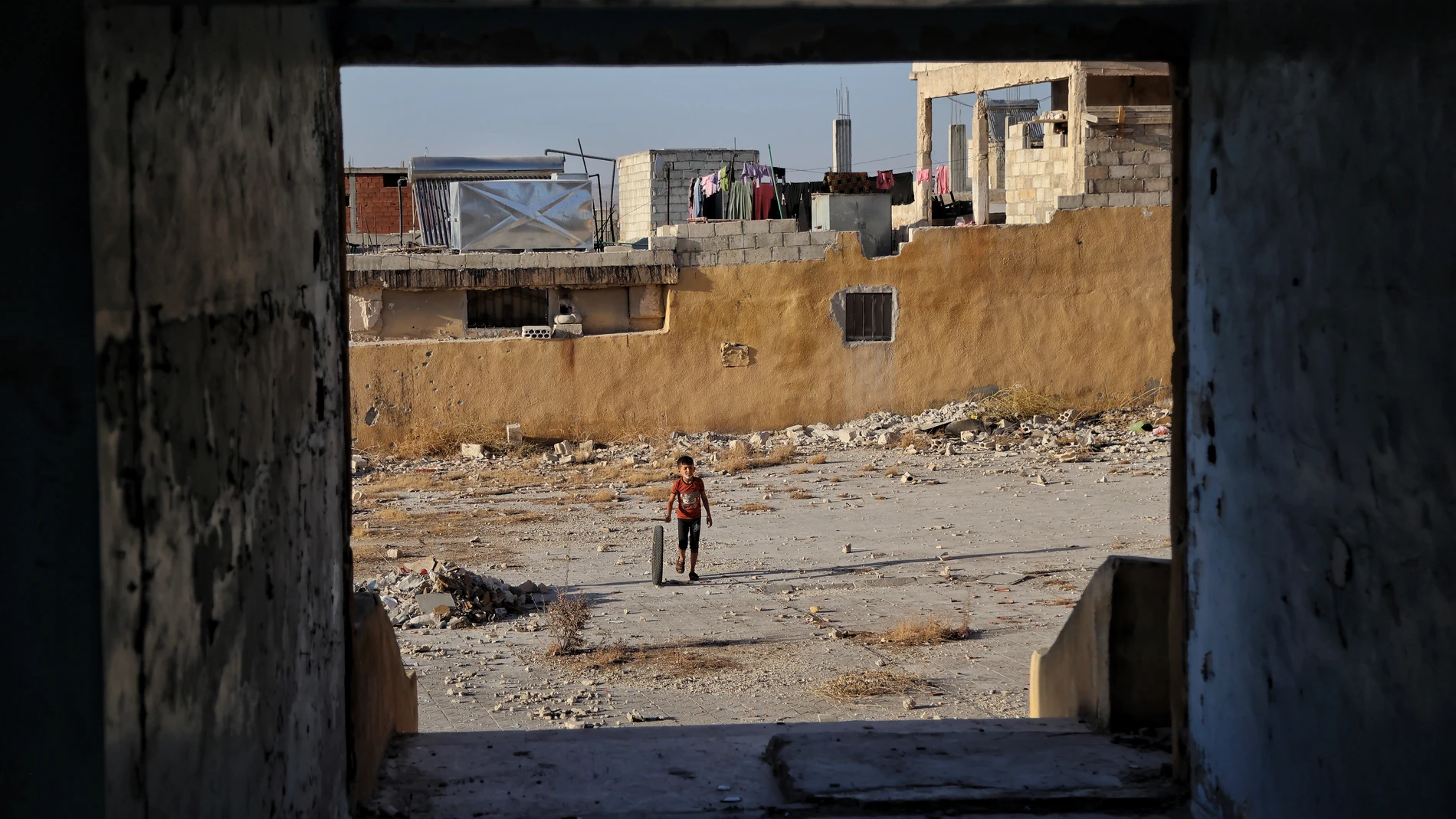 Hass (Syrian Arab Republic), 21/09/2025.- A child plays at a damaged school in Hass, southern Idlib countryside, Syria, 21 September 2025. More than four million students across Syria returned to school on 21 September for the new academic year, the first since the fall of Bashar al-Assad, however, about 40 percent of schools nationwide require rebuilding or rehabilitation after years of conflict, according to the Syrian Ministry of Education. (Siria) EFE/EPA/BILAL AL-HAMMOUD