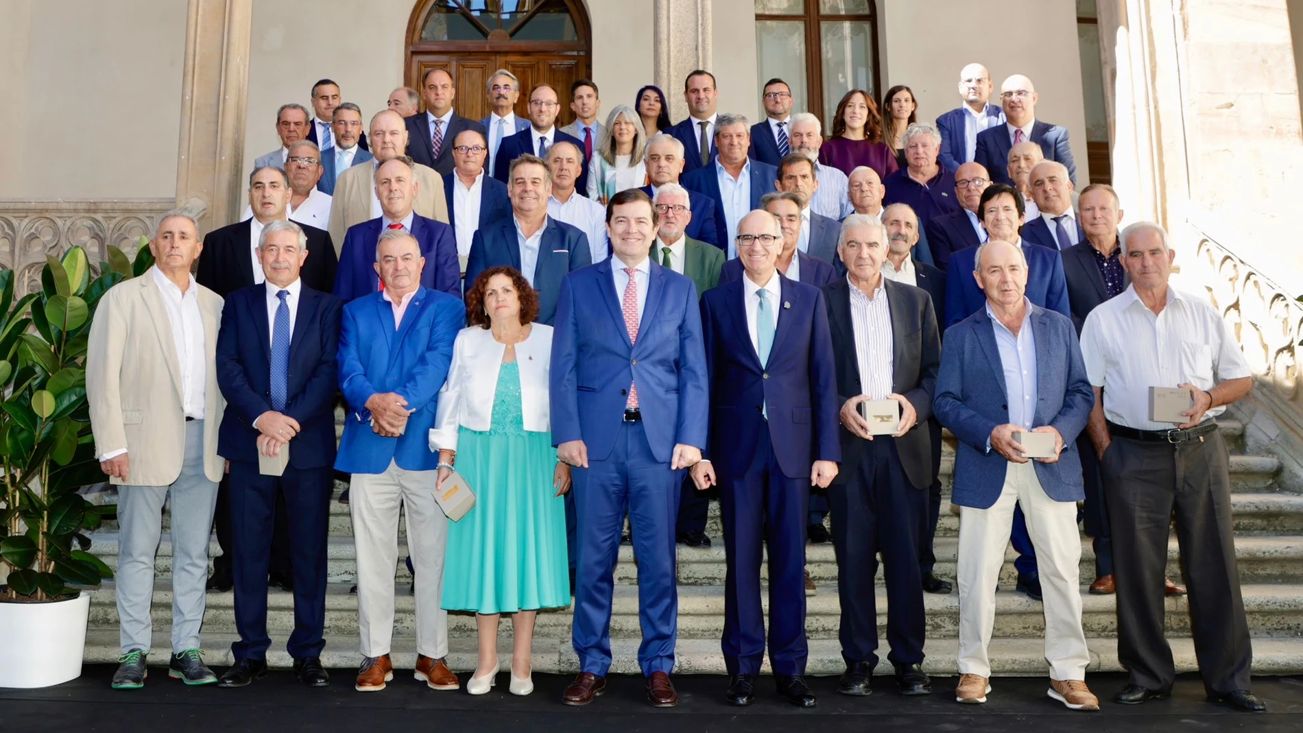 El presidente de la Junta, Alfonso Fernández Mañueco; y el de la Diputación de Salamanca, Javier Iglesias, junto a los alcaldes salmantinos homenajeados durante el Día de la Provincia