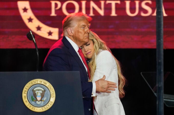 El presidente Donald Trump abraza a Erika Kirk en un homenaje al activista conservador Charlie Kirk, el domingo 21 de septiembre de 2025, en el estadio State Farm de Glendale, Arizona