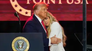 El presidente Donald Trump abraza a Erika Kirk en un homenaje al activista conservador Charlie Kirk, el domingo 21 de septiembre de 2025, en el estadio State Farm de Glendale, Arizona El presidente Donald Trump abraza a Erika Kirk en un homenaje al activista conservador Charlie Kirk, el domingo 21 de septiembre de 2025, en el estadio State Farm de Glendale, Arizona