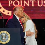 El presidente Donald Trump abraza a Erika Kirk en un homenaje al activista conservador Charlie Kirk, el domingo 21 de septiembre de 2025, en el estadio State Farm de Glendale, Arizona