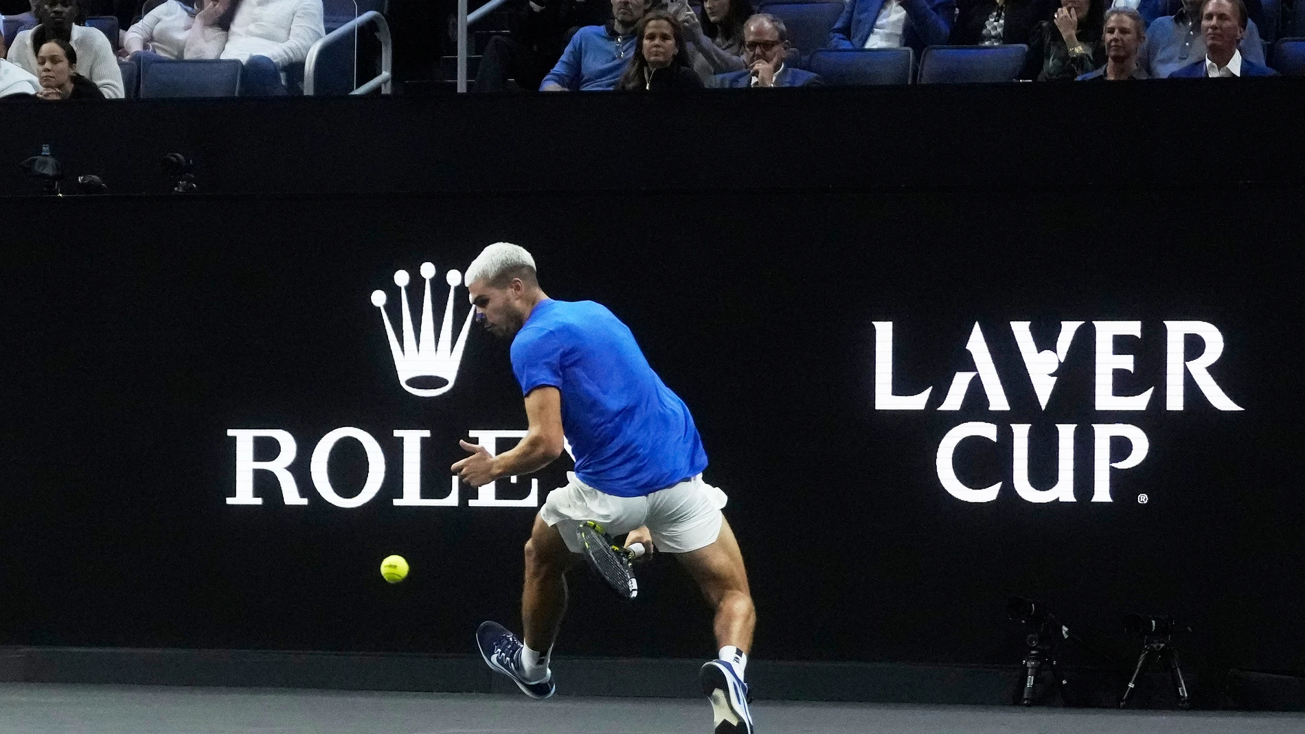 Team Europe's Carlos Alcaraz, of Spain, returns a shot through his legs against Team World's Francisco Cerundolo, of Argentina, during their match on the third day of the Laver Cup tennis tournament in San Francisco, Sunday, Sept. 21, 2025. (AP Photo/Jeff Chiu)
