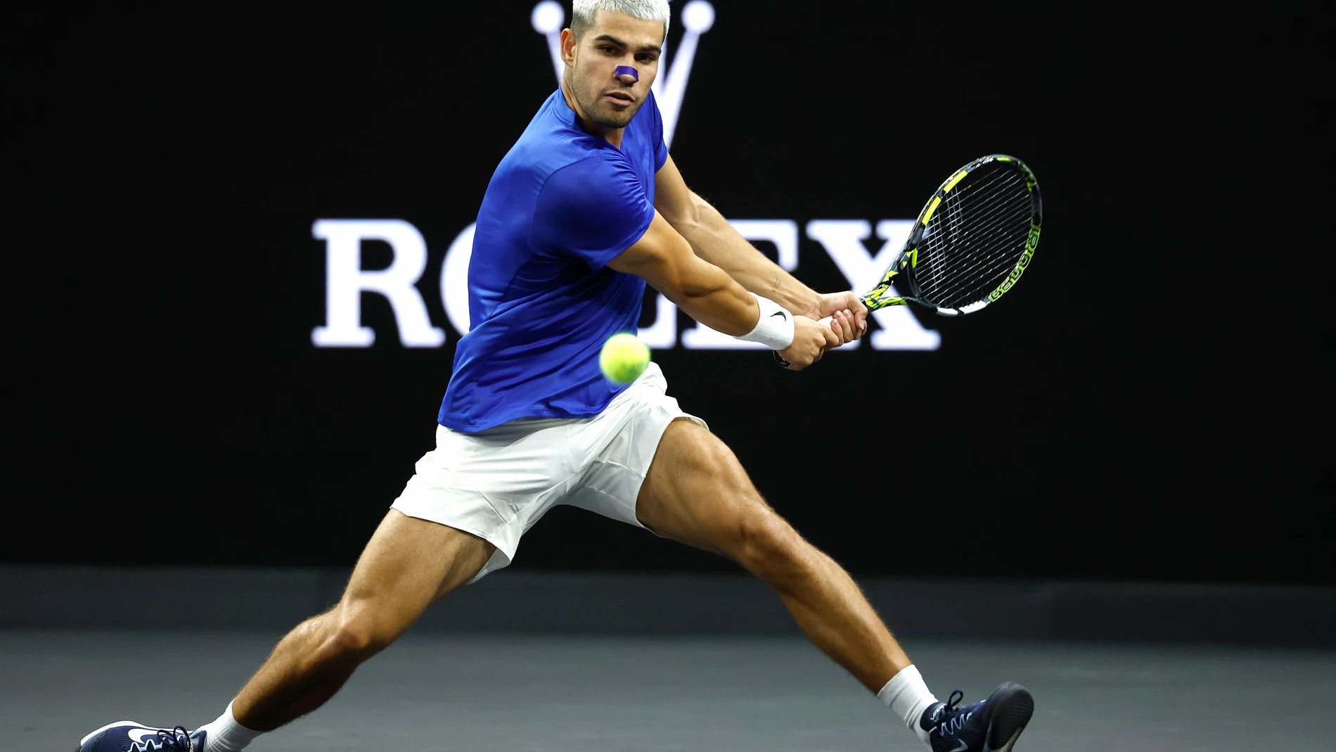 SAN FRANCISCO (United States), 21/09/2025.- Team Europe's Carlos Alcaraz of Spain in action against Team World's Francisco Cerundolo of Argentina during Match 11 singles of the Laver Cup tennis tournament in San Francisco, California, USA, 21 September 2025. (Tenis, España) EFE/EPA/JOHN G. MABANGLO