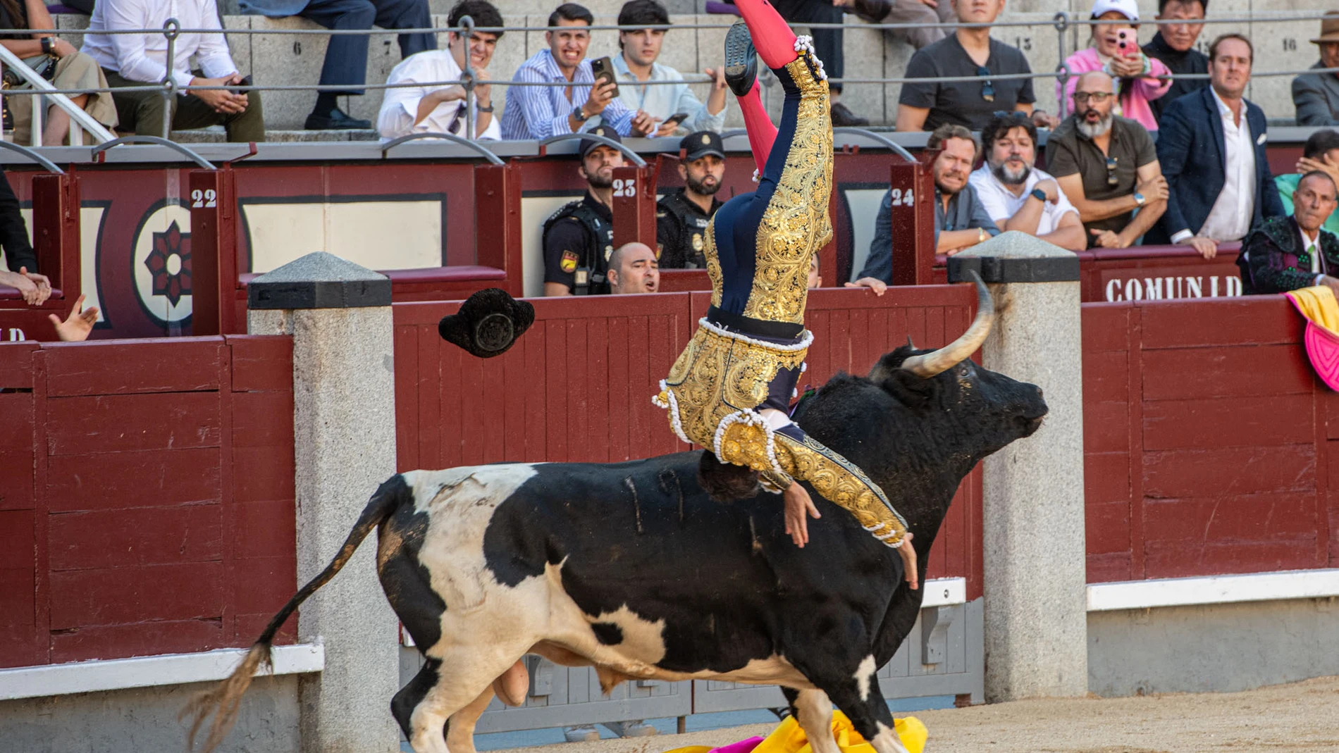 Serafín Marín, herido de gravedad en Las Ventas tras una cogida brutal de un Monteviejo