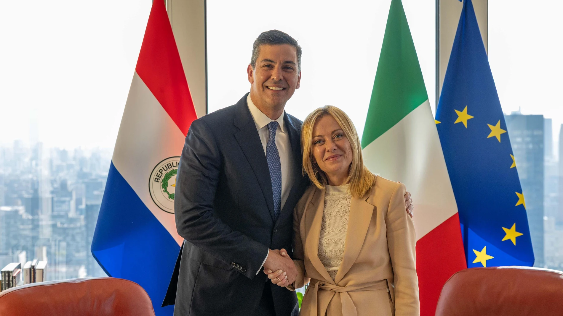 AME1814. NUEVA YORK (ESTADOS UNIDOS), 23/09/2025.- Fotografía cedida por la Presidencia de Paraguay de su mandatario, Santiago Peña (i), posando junto a la primera ministra de Italia, Georgia Meloni, durante una reunión este martes, en Nueva York (Estados Unidos). Peña se reunió con Meloni como parte de la agenda paralela a la 80 Asamblea General de la ONU en Nueva York, y confirmó su visita de Estado, en octubre próximo, al país europeo, informaron fuentes del Gobierno en Asunción. EFE/ Pres...