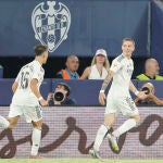 Arda Güler celebra con Mastantuono el gol del argentino en el Ciudad de Valencia