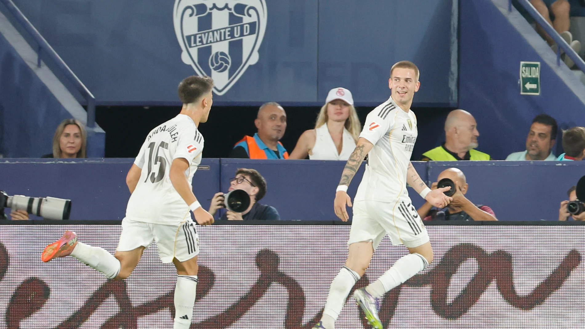 VALENCIA, 23/09/2025.- El centrocampista argentino del Real Madrid Franco Mastantuono (d) celebra su gol, segundo del equipo ante el Levante, durante el partido de la sexta jornada de LaLiga EA Sports que Levante UD y Real Madrid disputan hoy martes en el estadio Ciutat de Valencia. EFE/Ana Escobar