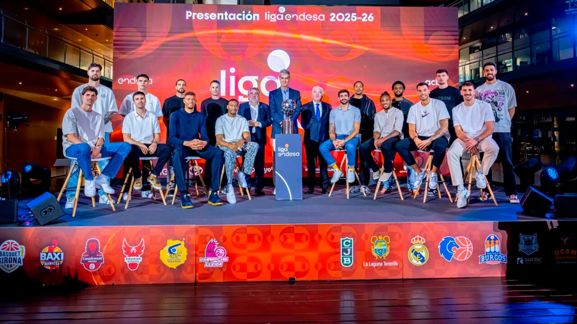Foto de familia tras la presentación de la temporada 25-26 de la Liga Endesa