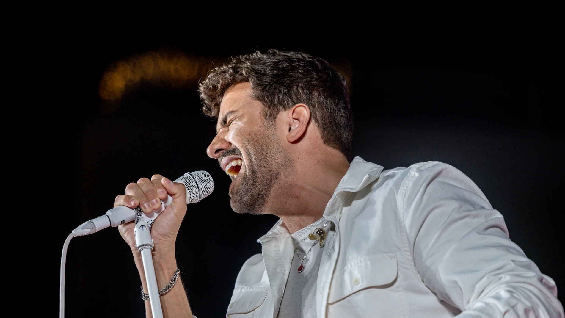 El cantante Pablo Alborán durante un concierto gratuito en la Puerta del Sol, a 23 de septiembre de 2025, en Madrid (España). Pablo Alborán lanzará el 7 de noviembre el disco "KM 0". Hoy tiene lugar un showcase especial en la Puerta del Sol de Madrid y se abre la preventa del álbum y de las entradas para su gira. Ricardo Rubio / Europa Press 23/09/2025