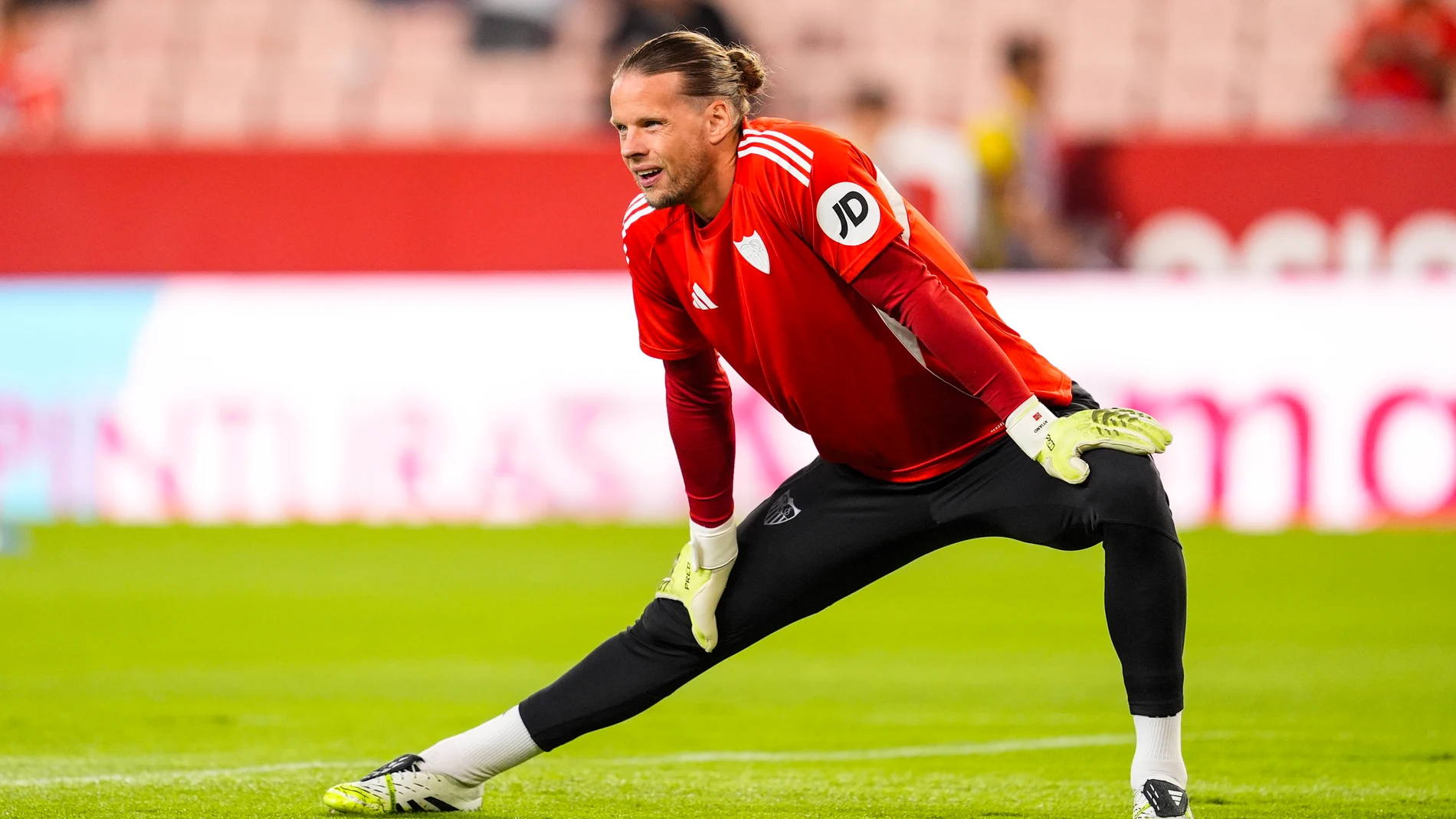 Orjan Nyland of Sevilla FC warms up during the Spanish league, LaLiga EA Sports, football match played between Sevilla FC and Villarreal CF at Ramon Sanchez-Pizjuan stadium on September 23, 2025, in Sevilla, Spain. AFP7 23/09/2025 ONLY FOR USE IN SPAIN