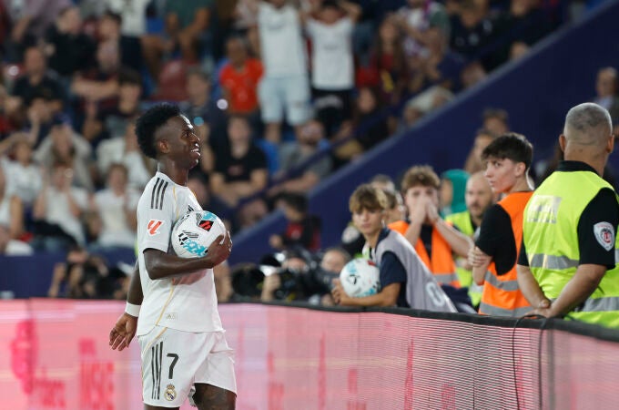 Vinicius, durante el partido entre el Levante y el Real Madrid