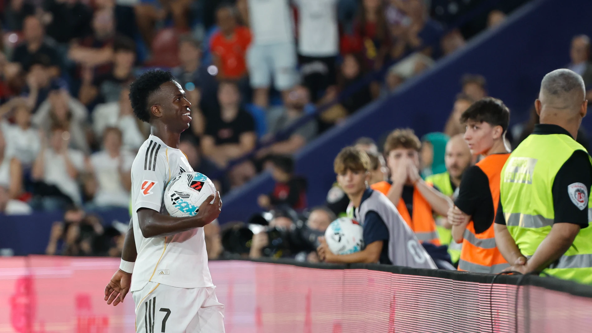 VALENCIA, 23/09/2025.- El delantero brasileño del Real Madrid Vinicius Jr. (i) durante el partido de la sexta jornada de LaLiga EA Sports que Levante UD y Real Madrid disputan hoy martes en el estadio Ciutat de Valencia. EFE/Ana Escobar