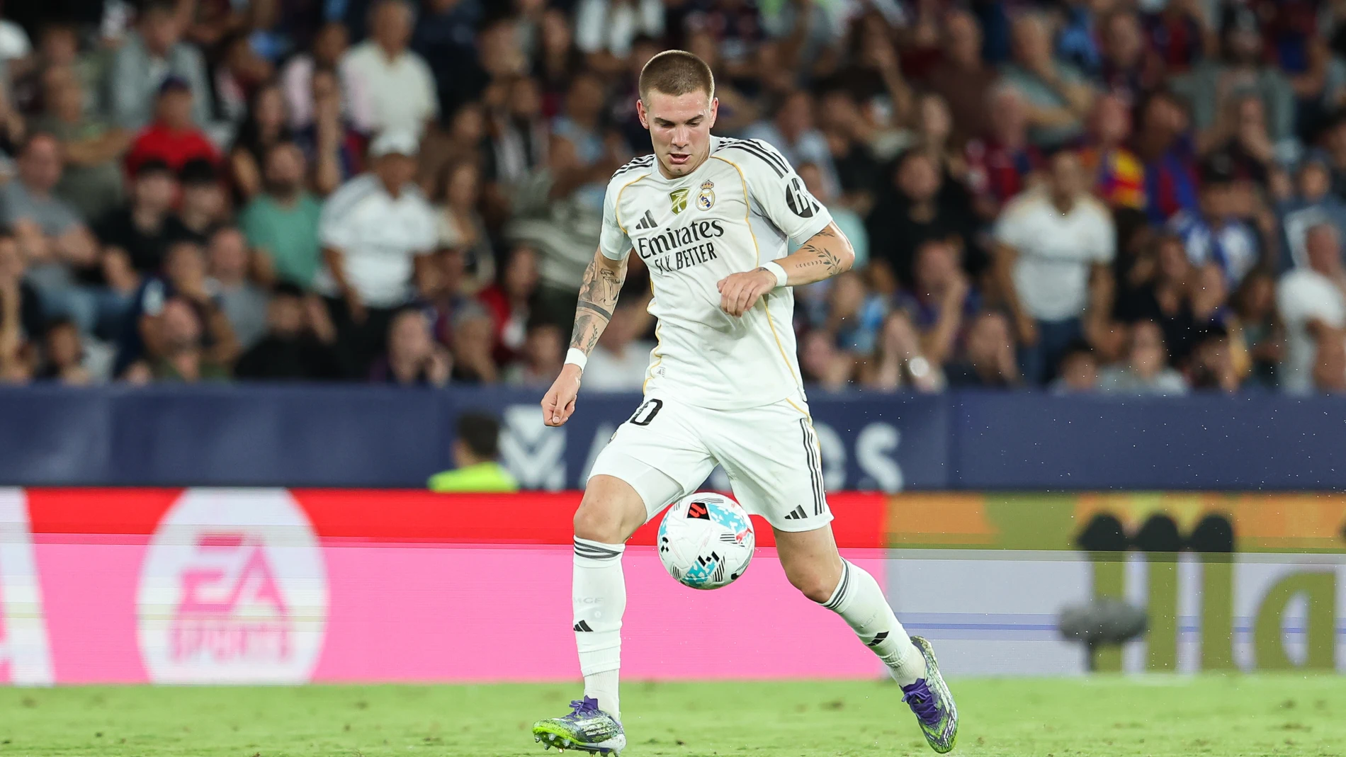 Franco Mastantuono of Real Madrid CF in action during the Spanish League, LaLiga EA Sports, football match played between Levante UD and Real Madrid at Ciudad de Valencia stadium on September 23, 2025, in Valencia, Spain.AFP7 23/09/2025 ONLY FOR USE IN SPAIN