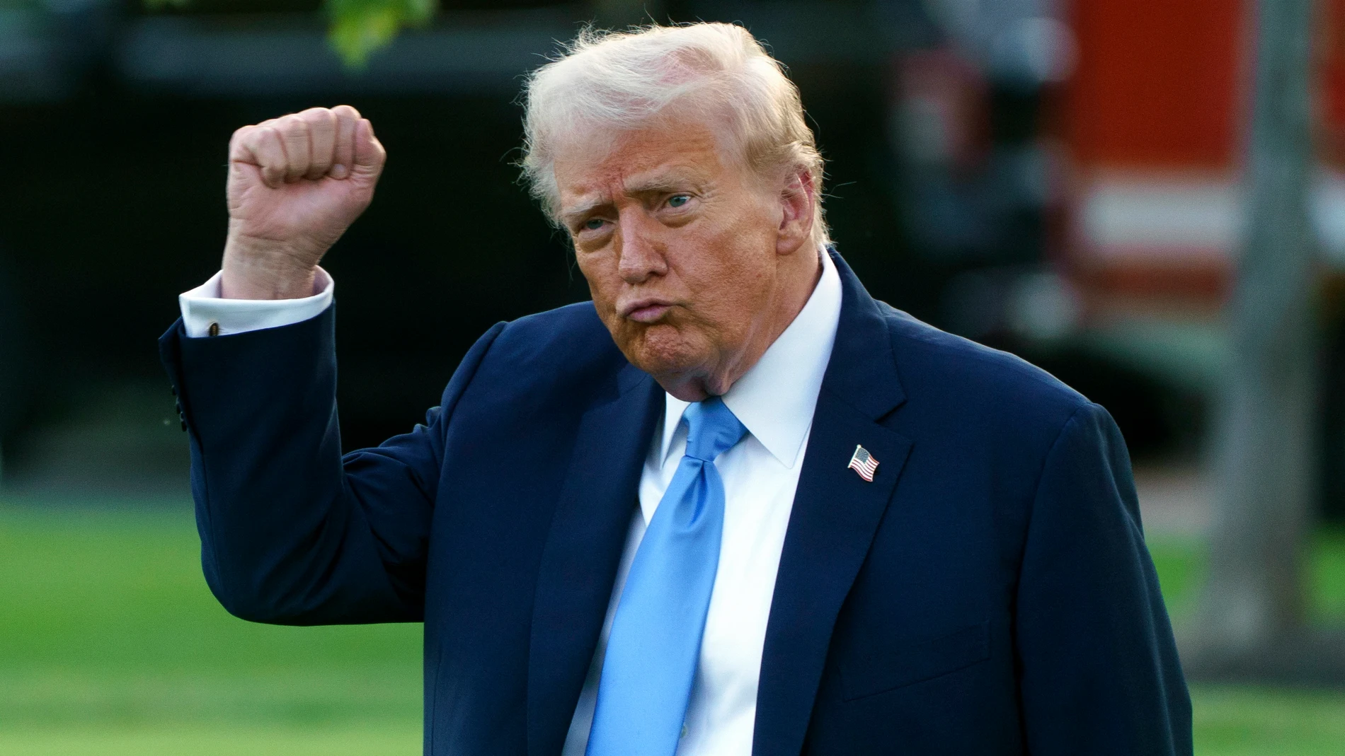 WASHINGTON (United States), 23/09/2025.- US President Donald Trump gestures as he is set to board Marine One at White House, Washington, DC, USA, 22 September 2025. Trump is due to arrive in New York to attend events around the United Nations General Assembly. (Nueva York) EFE/EPA/WILL OLIVER