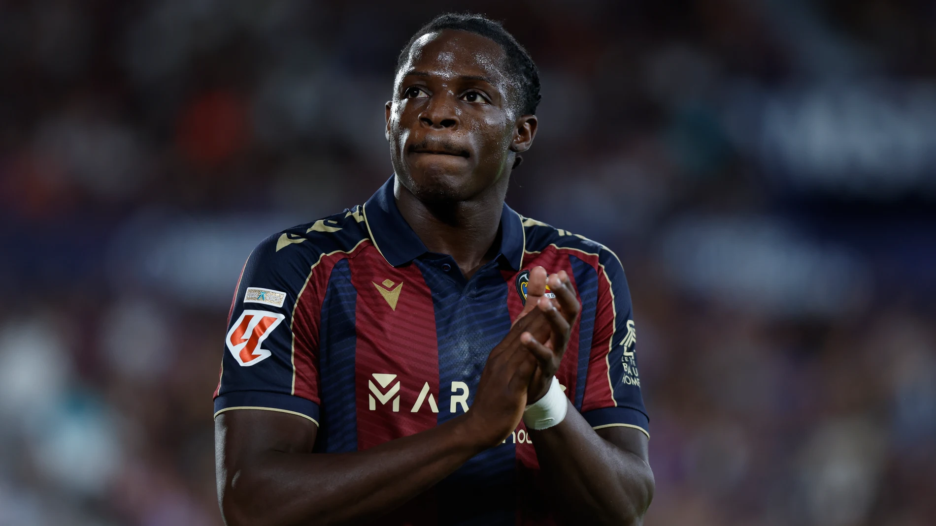 VALENCIA, 23/09/2025.- El delantero del Levante Etta Eyong, durante el partido de la sexta jornada de LaLiga EA Sports que Levante UD y Real Madrid disputan hoy martes en el estadio Ciutat de Valencia. EFE/Biel Aliño