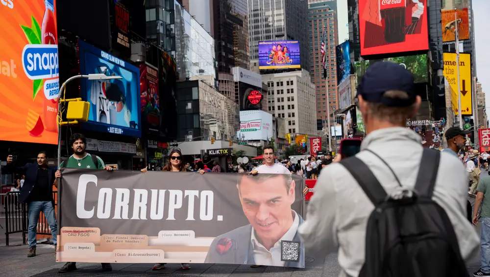 Pancarta de "Sánchez corrupto" de Hazte Oír desplegada en Times Square (Nueva York).