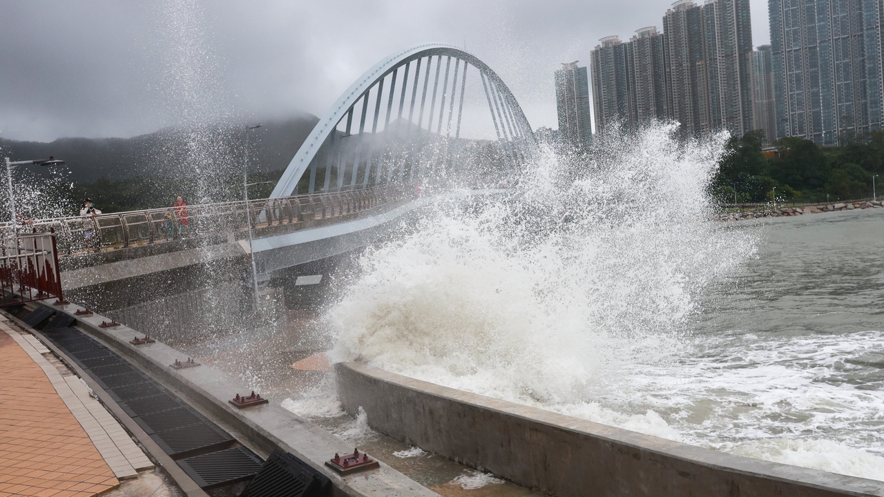 Esta fuerte marejada destroza los ventanales y se lleva por delante a los huéspedes de un hotel en Hong Kong