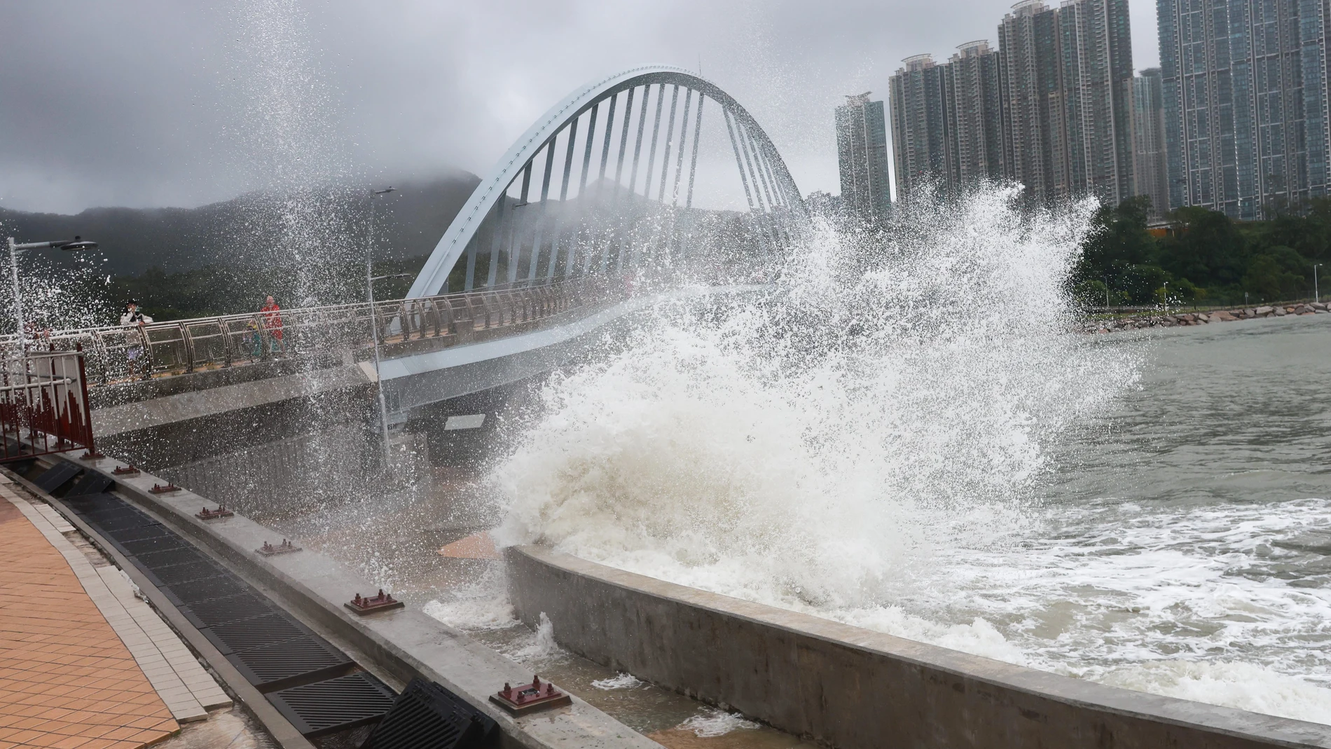 FOTODELDÍA Hong Kong (China), 24/09/2025.- Las olas golpean la costa durante el tifón Ragasa, de intensidad 10, en Hong Kong (China), este miércoles.-EFE/ May James