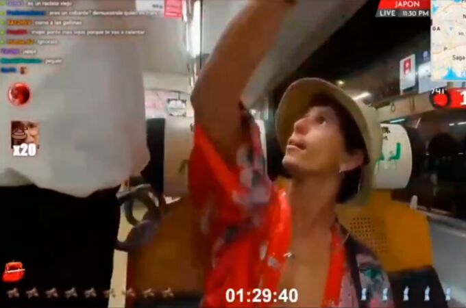 Un creador de contenido español desata la polémica ras empujar a un anciano en el metro en Japón