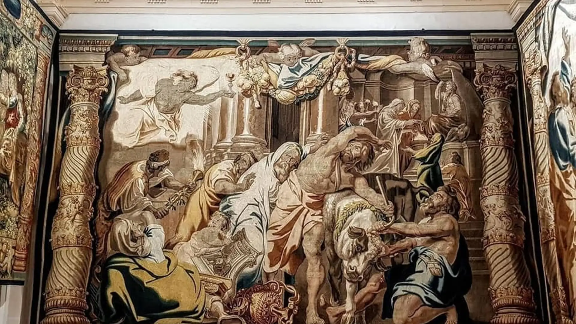 Uno de los tapices que se puede ver en la iglesia