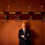 Santiago Muñoz Machado posa en el famoso perchero con los miembros de los académicos de la RAE