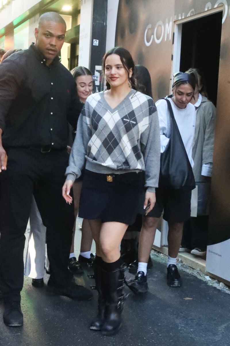 Rosalía con look preppy en las calles de Nueva York.