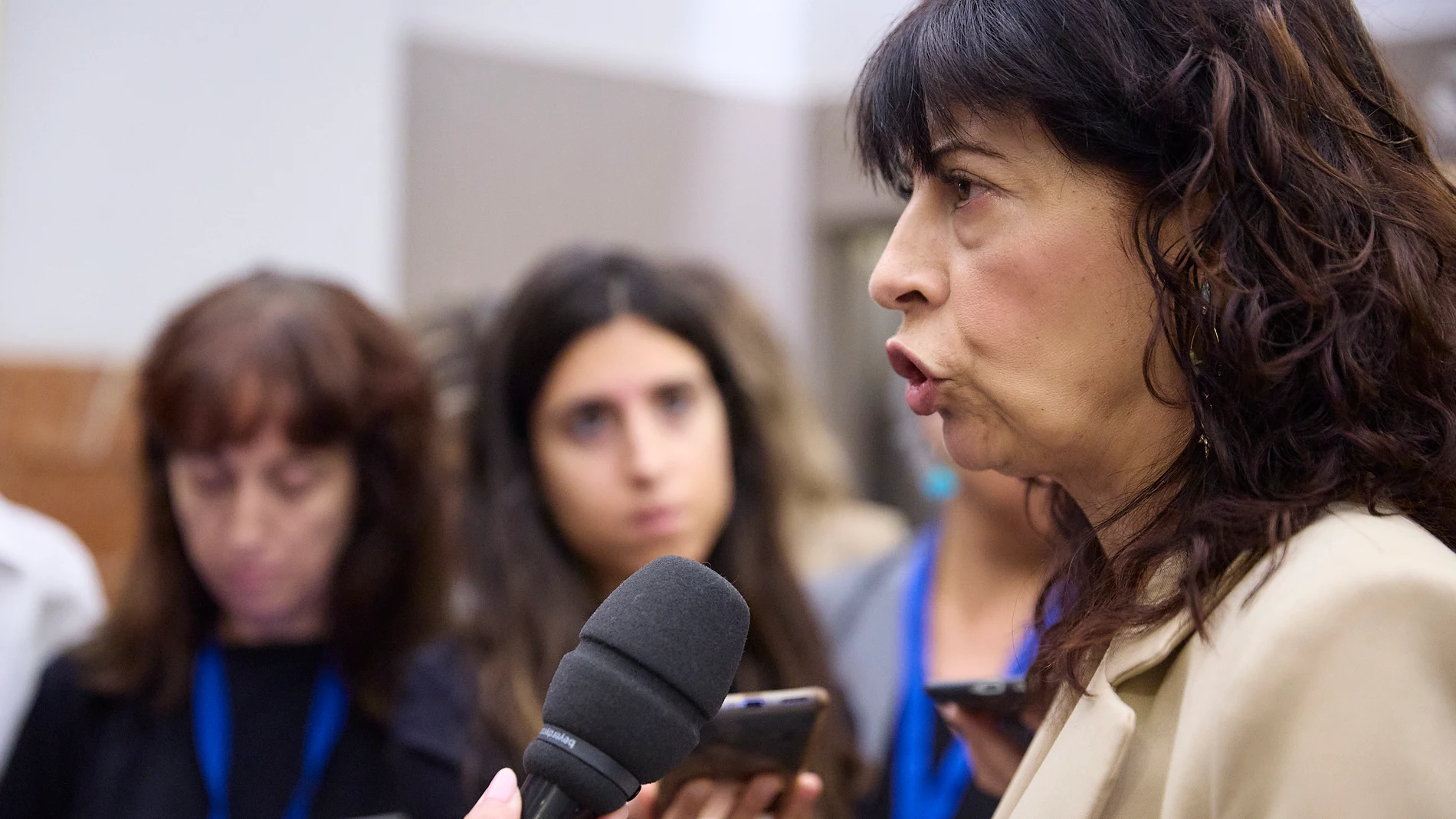 La ministra de Igualdad, Ana Redondo, ofrece declaraciones a los medios tras una sesión de control en el Gobierno, en el Congreso de los Diputados, a 24 de septiembre de 2025, en Madrid (España). La ausencia del presidente del Gobierno, quien se encuentra en Nueva York para participar en la Asamblea General de Naciones Unidas, ha hecho que la vicepresidenta primera y ministra de Hacienda, asuma hoy hasta cinco preguntas de la sesión de control en el Congreso. La presunta corrupción que afecta...