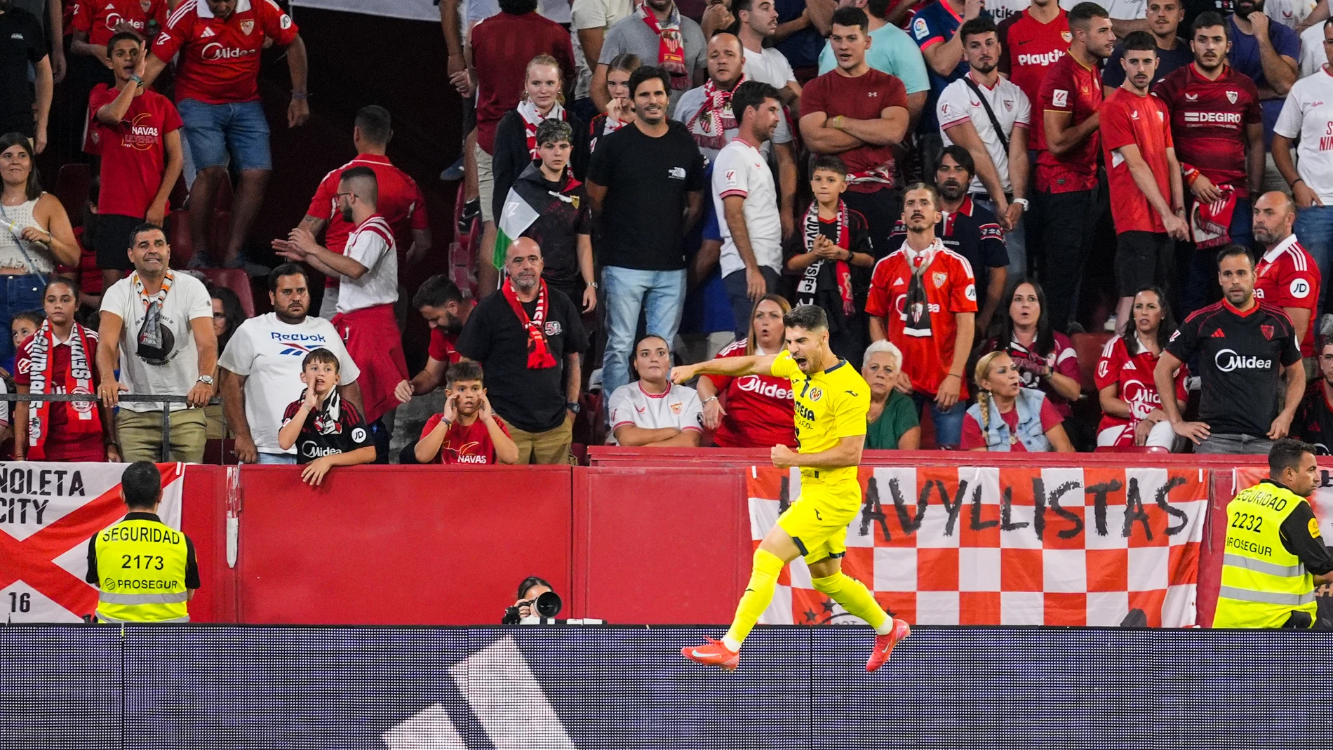 Manor Solomon of Villarreal CF celebrates a goal during the Spanish league, LaLiga EA Sports, football match played between Sevilla FC and Villarreal CF at Ramon Sanchez-Pizjuan stadium on September 23, 2025, in Sevilla, Spain. AFP7 23/09/2025 ONLY FOR USE IN SPAIN