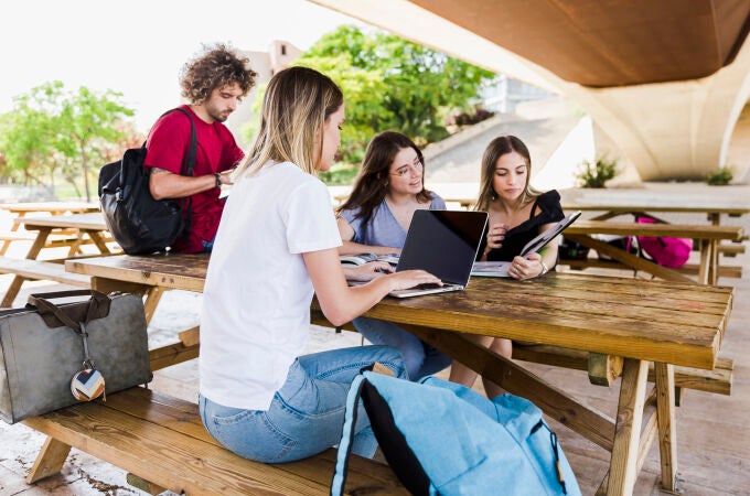 La FP dual combina desde el primer día formación académica y profesional