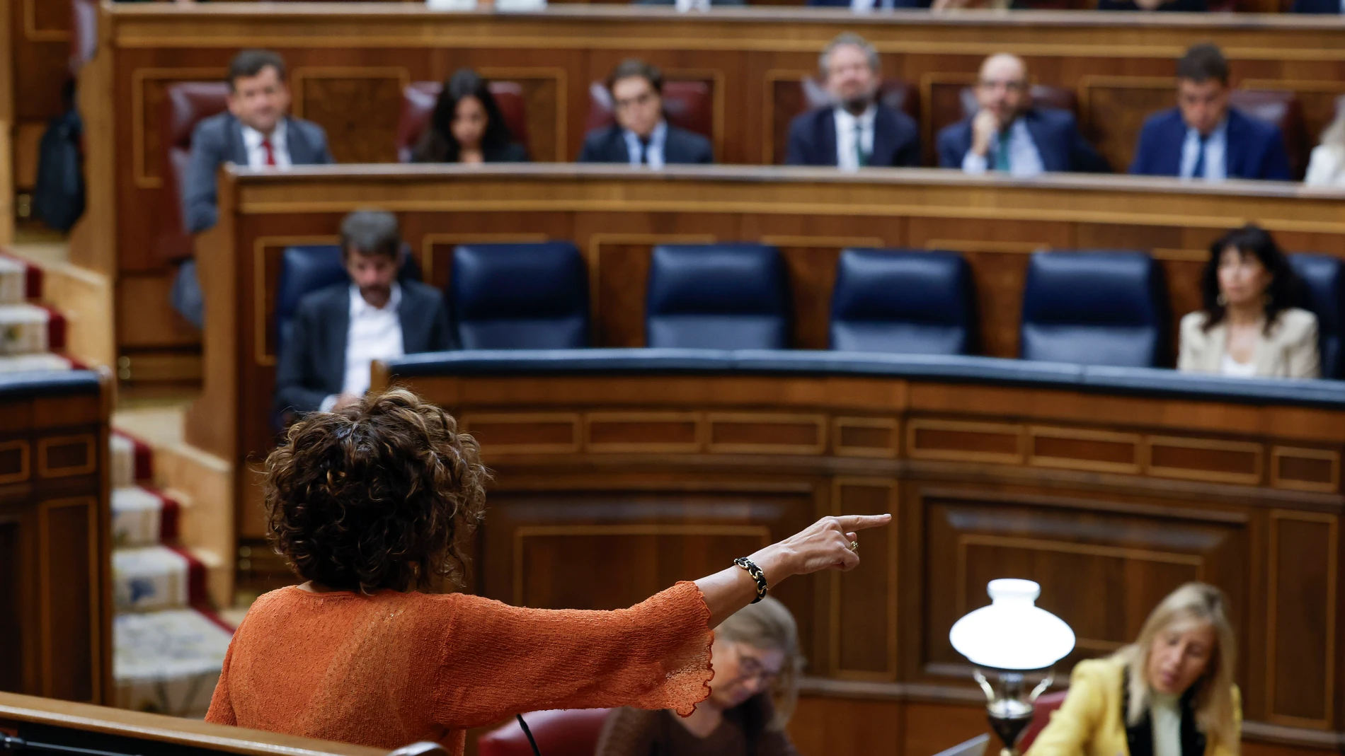 MADRID, 24/09/2025.- La vicepresidenta primera y ministra de Haciendo María Jesús Montero (i) interviene durante la sesión de control al Gobierno en el Congreso de los Diputados en Madrid, este miércoles. En ausencia del presidente del Gobierno, Pedro Sánchez, el Congreso celebra una sesión de control donde la oposición atacará a los ministros de su gabinete por la falta de apoyos para legislar, los casos de corrupción que acechan a su entorno y ahora por la polémica de las pulseras telemátic...